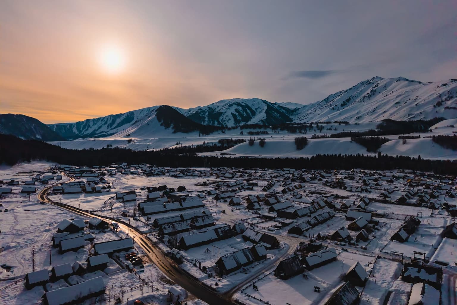 Winter terrain and frontier atmosphere associated with Hemu in the Altai region